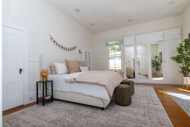 Building Photo - 703 Manzanita Ave