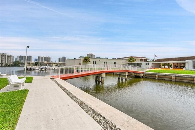 Building Photo - 2859 Leonard Dr