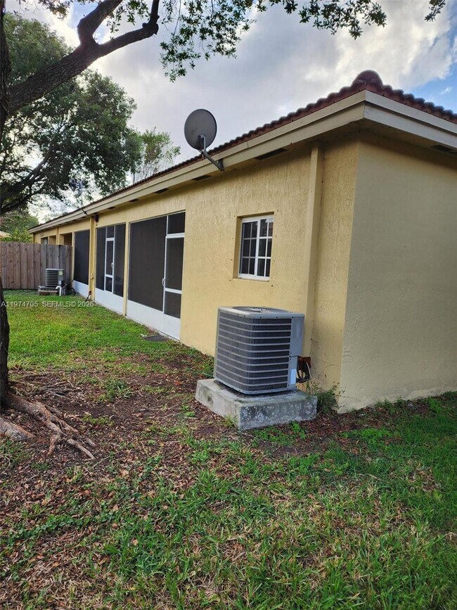 Building Photo - 1231 NE 32nd Ave