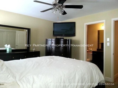 Building Photo - 520 W 10th St - Stunning townhome with gra...