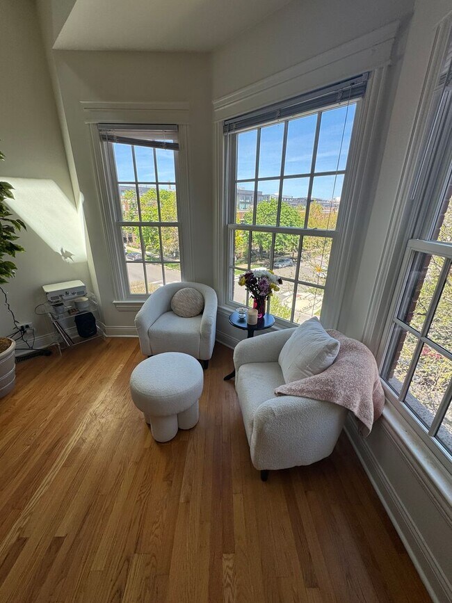 Building Photo - 4 Bedroom, 3 Bathroom Impressive Lincoln P...