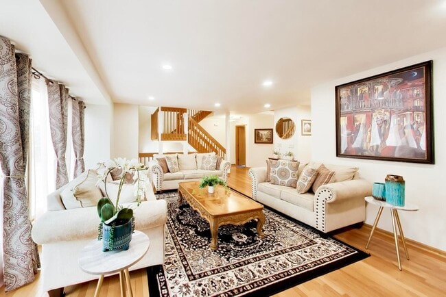 Building Photo - 943 W Essex Pl