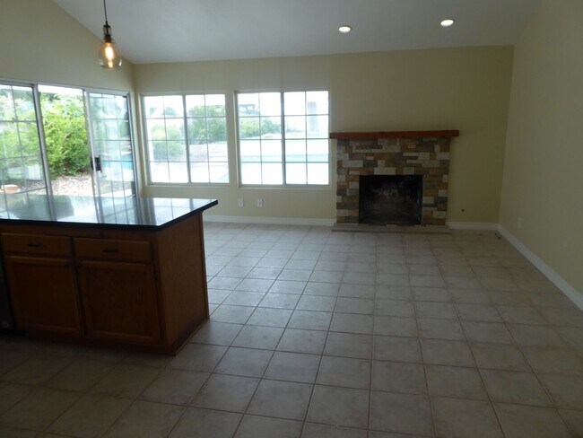 Building Photo - 3 Bedroom Pool Home in Saugus!