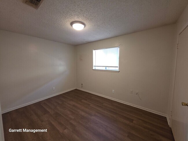 Building Photo - N Ridge 4-Plex