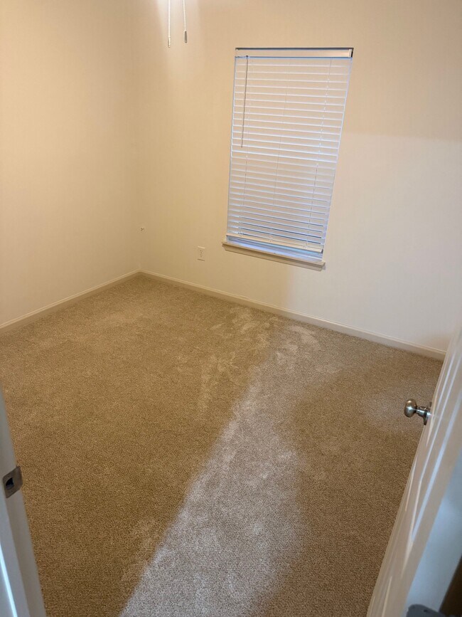 Building Photo - 5769 Dewsbury Ln