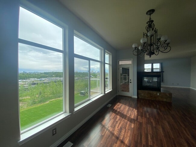 Building Photo - Meticulously well kept 3 bed, 3.5 bath Gov...