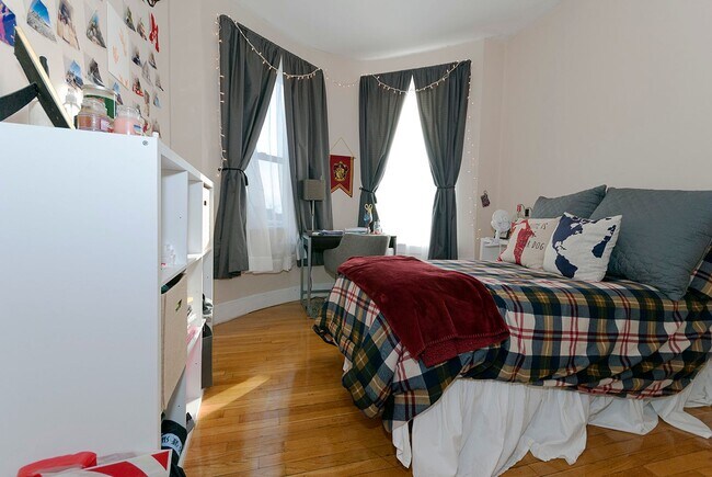 Building Photo - Allston 4 Bed – Renovated – Central Air – No Fee – 9/1