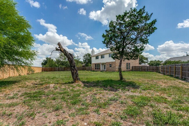 Building Photo - Welcome home to this spacious 4-bedroom, 2...