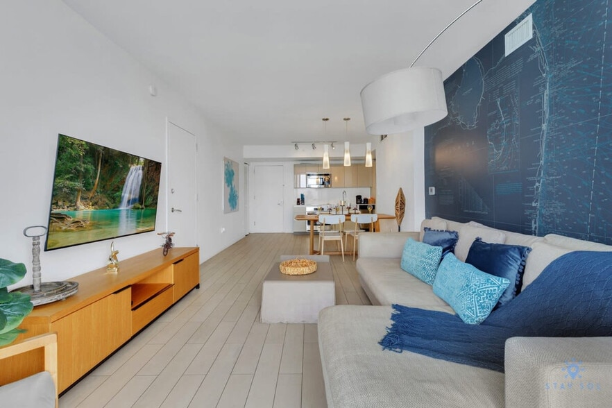 Building Photo - 2602 E Hallandale Beach Blvd