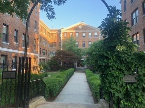 Building Photo - 66 Queensberry St