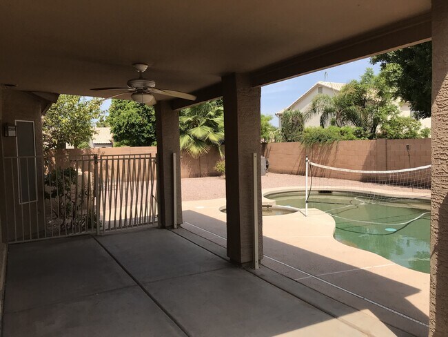 Building Photo - Gilbert Home - 5 Bed + Den & 2.75 Bath with Beautiful Pebble Teck Pool