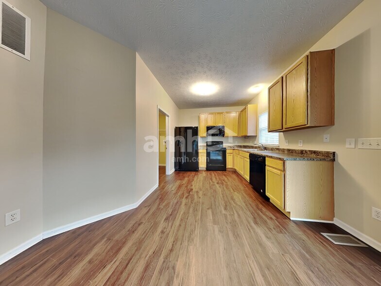 Building Photo - 609 Panzeretta Dr