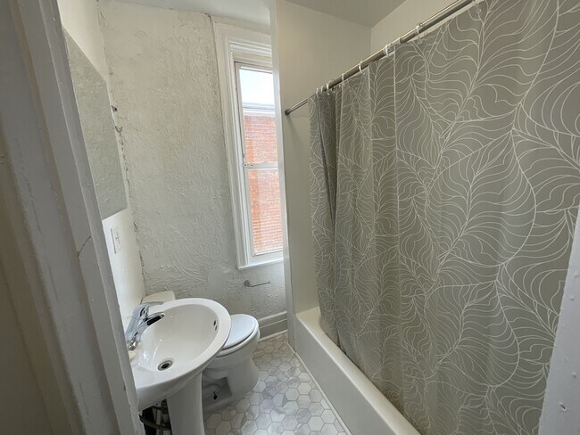 Building Photo - 330 Smyser St