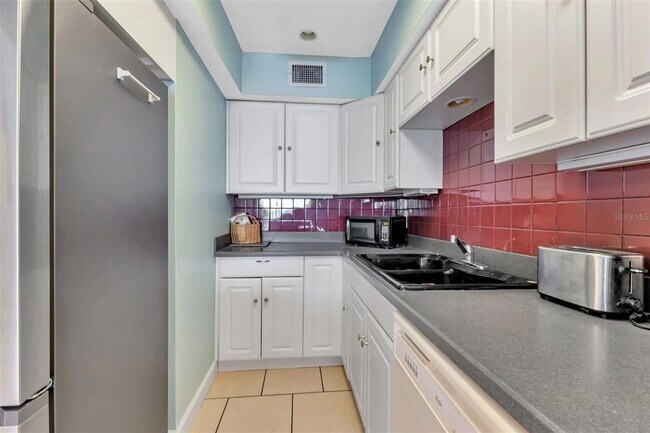 Building Photo - 1500 Park Beach Cir