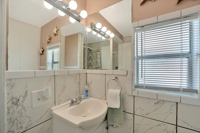 Building Photo - 483 E Shore Dr