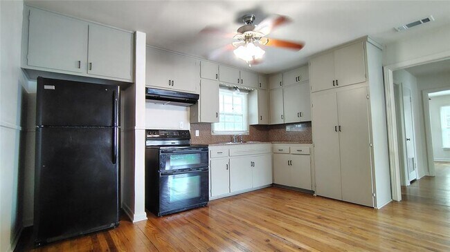 Building Photo - 2 Bedroom 1 Bath in North Austin