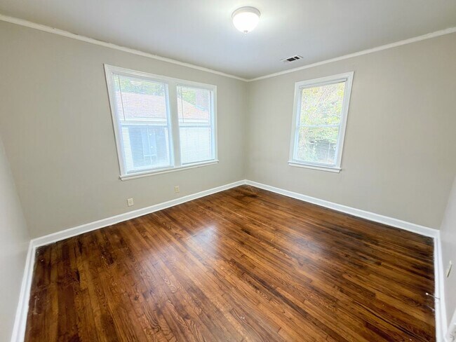 Building Photo - Charming Memphis Home with Spacious Yard – Move-In Special!