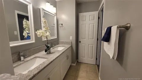 Guest Bathroom - 301 Silver Oaks Dr