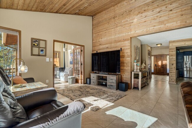 Building Photo - Stunning two-story home in Woodland Park