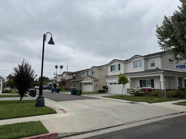 Building Photo - Reseda Ranch 5 bedroom 3 bath house!