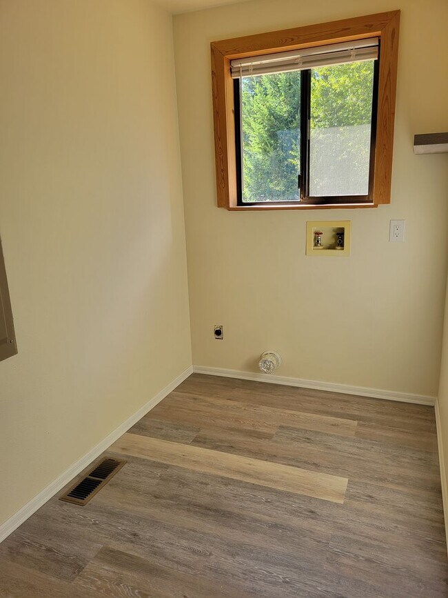 Building Photo - Cozy 2 bedroom Cottage on Acreage in Port ...