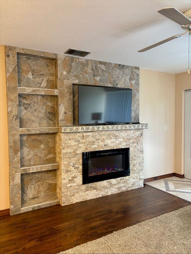 Building Photo - Beautifully Updated Condo in a Gated Activ...