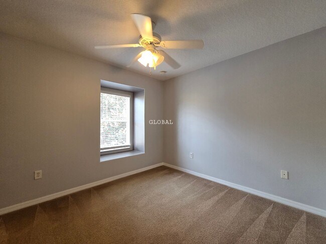 Building Photo - Three Bedroom unfurnished town house (Kiss...