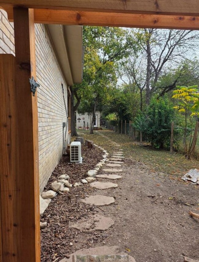 Building Photo - 505 East Ln