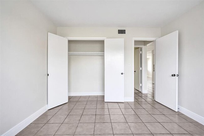 Building Photo - 2175 NE 56th St