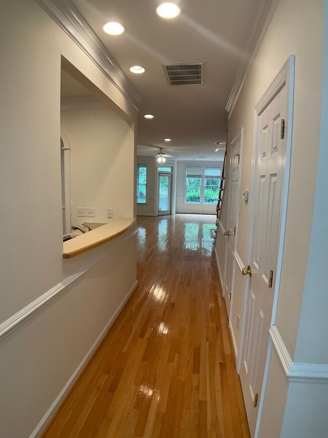 Building Photo - Gorgeous Condo in the heart of Chapel Hill