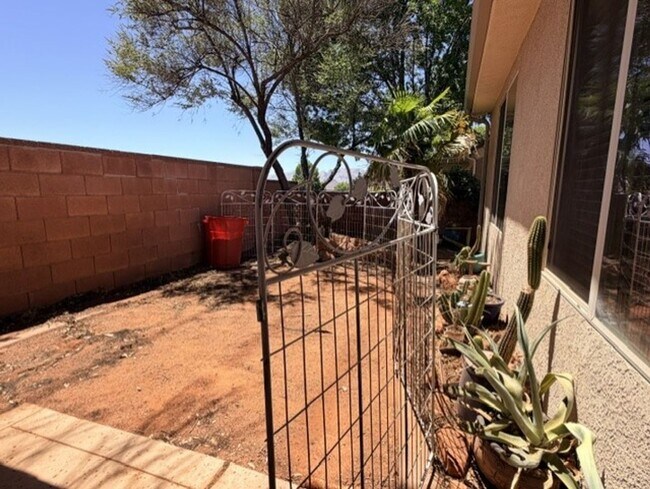 Building Photo - Snow Canyon Home!