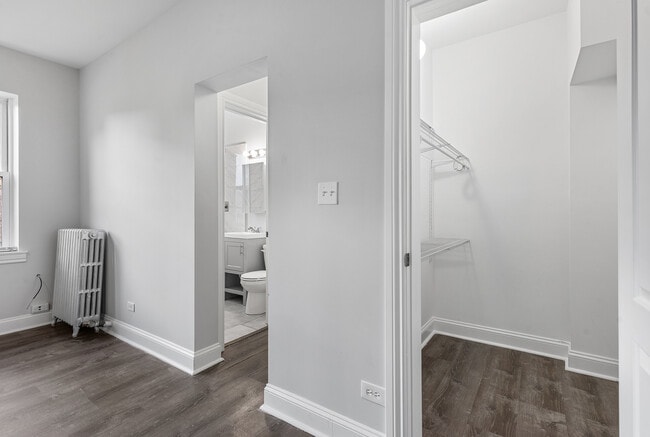 Building Photo - 1608 W Sherwin Ave