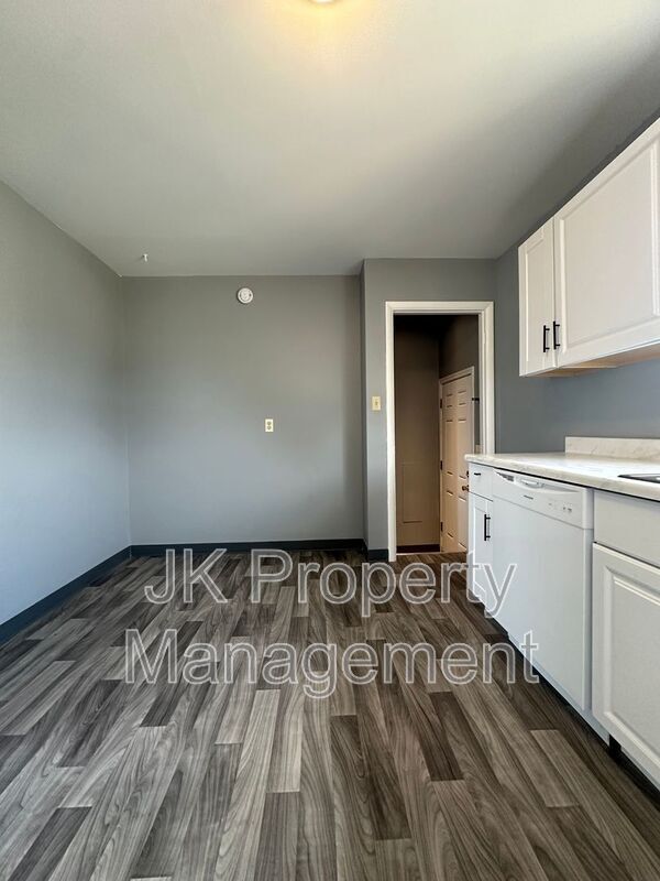 Building Photo - 3810 9th Ave S