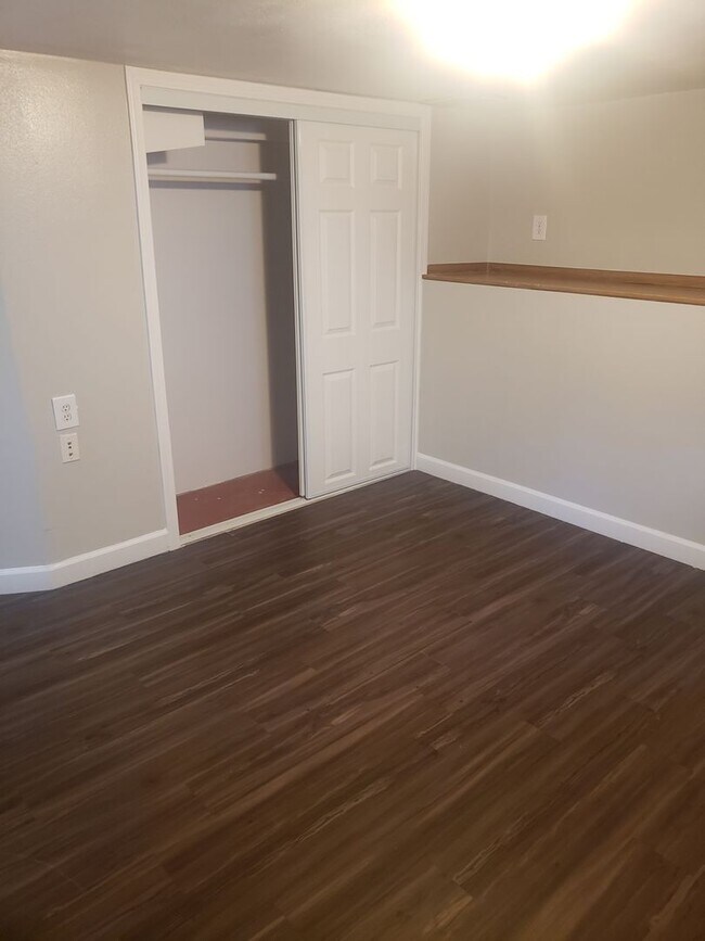 Building Photo - Cute 2 bedroom