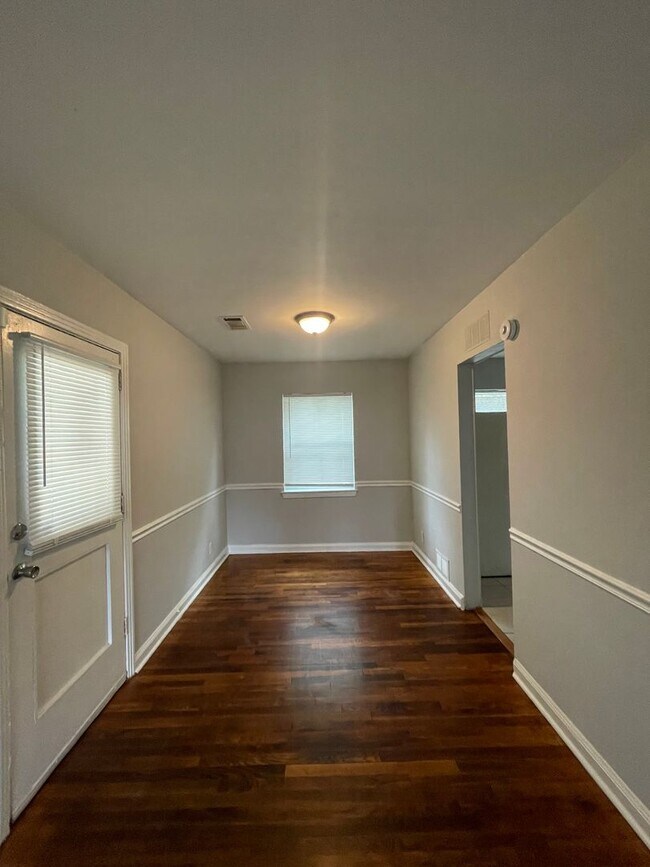 Building Photo - 916 Grenada Dr