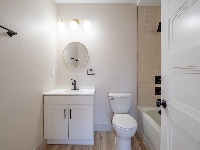 Building Photo - 922