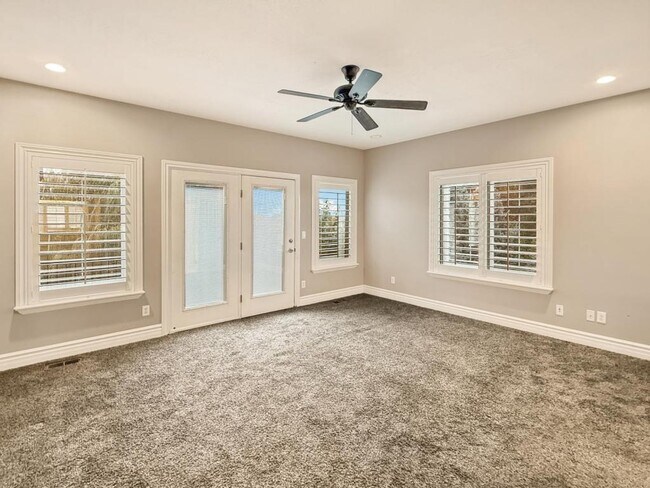 Building Photo - 1615 E Lakeview Way