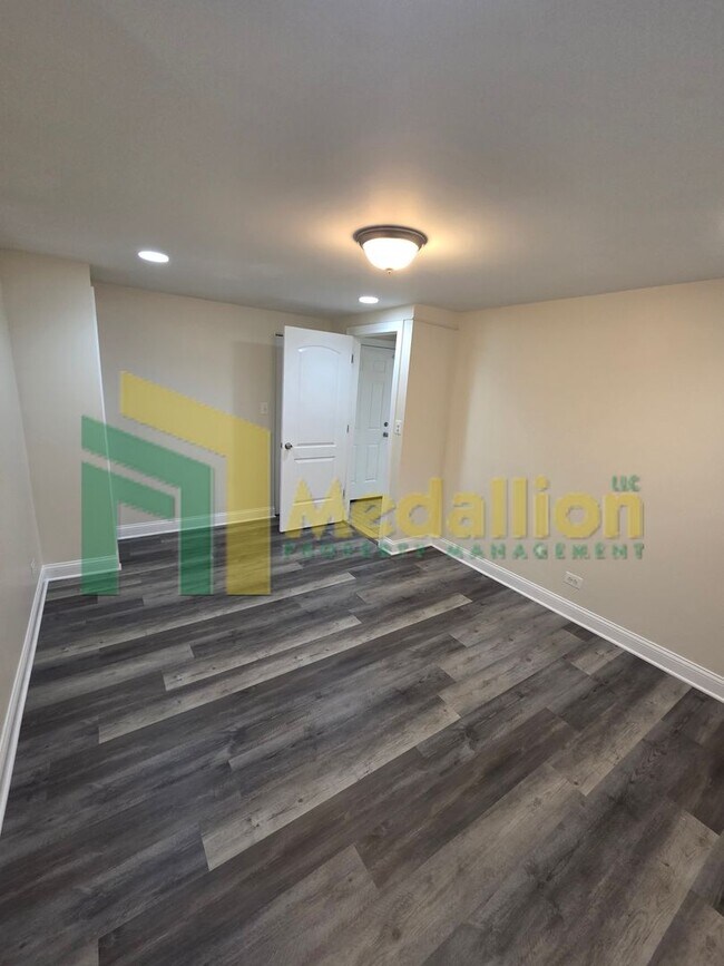 Building Photo - 7154 S Francisco Ave