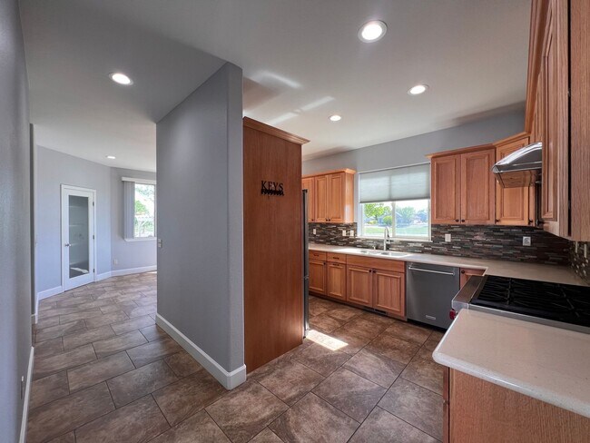 Building Photo - FANTASTIC 2 STORY HOME, 3 bedroom, 2.5 bat...