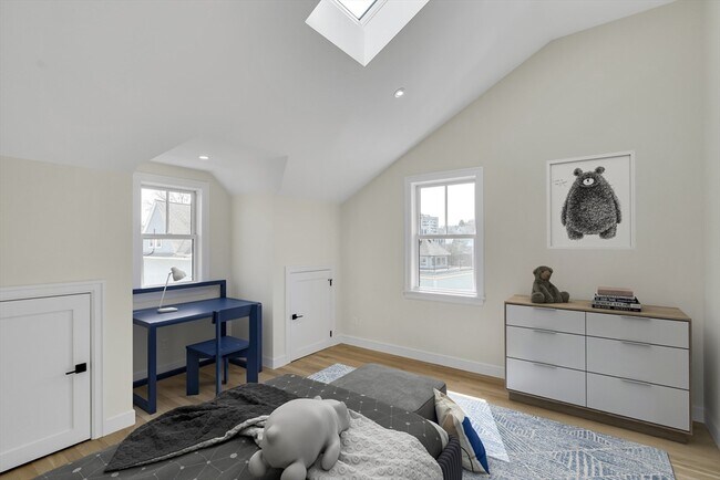 Building Photo - 77 Thorndike St