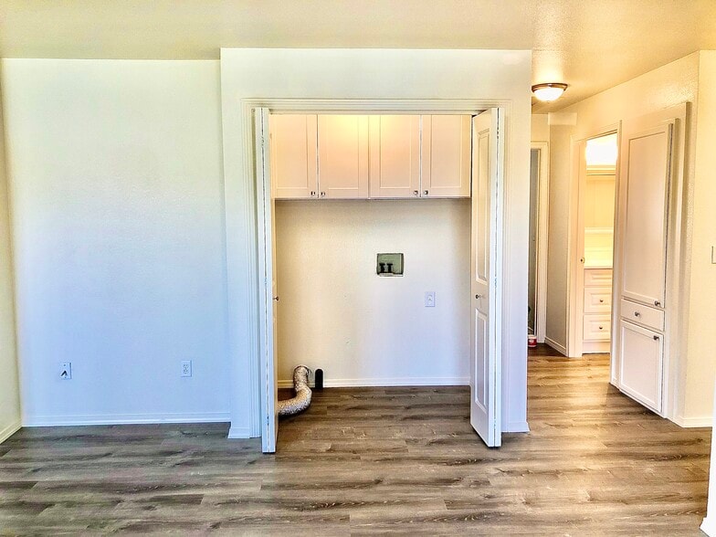 washer and dryer hookup - 550 Van Wey Cir