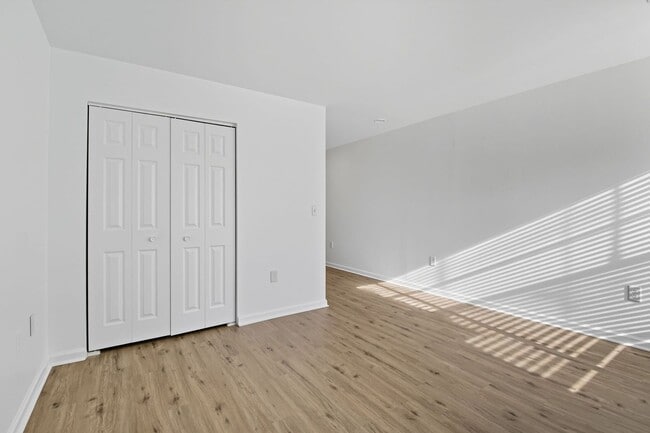 Building Photo - NEW PRICE and Half Off First Month's Rent! Nicely Updated Condo in Old South!