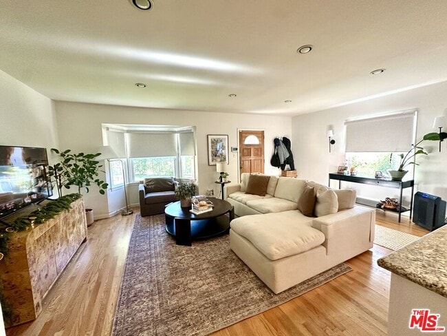 Building Photo - 1107 S Bundy Dr