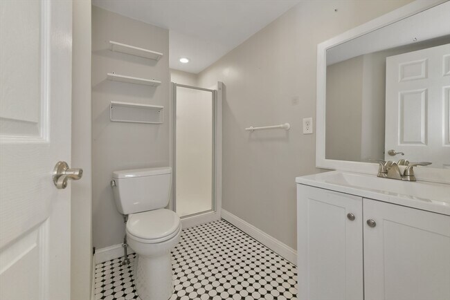 Building Photo - 10 Howell Ct
