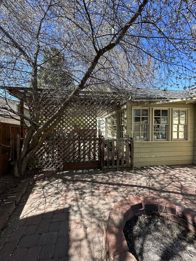 Building Photo - 245 NW Tumalo Ave