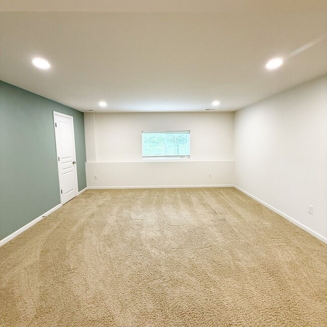 Building Photo - 569 Parkgate Dr