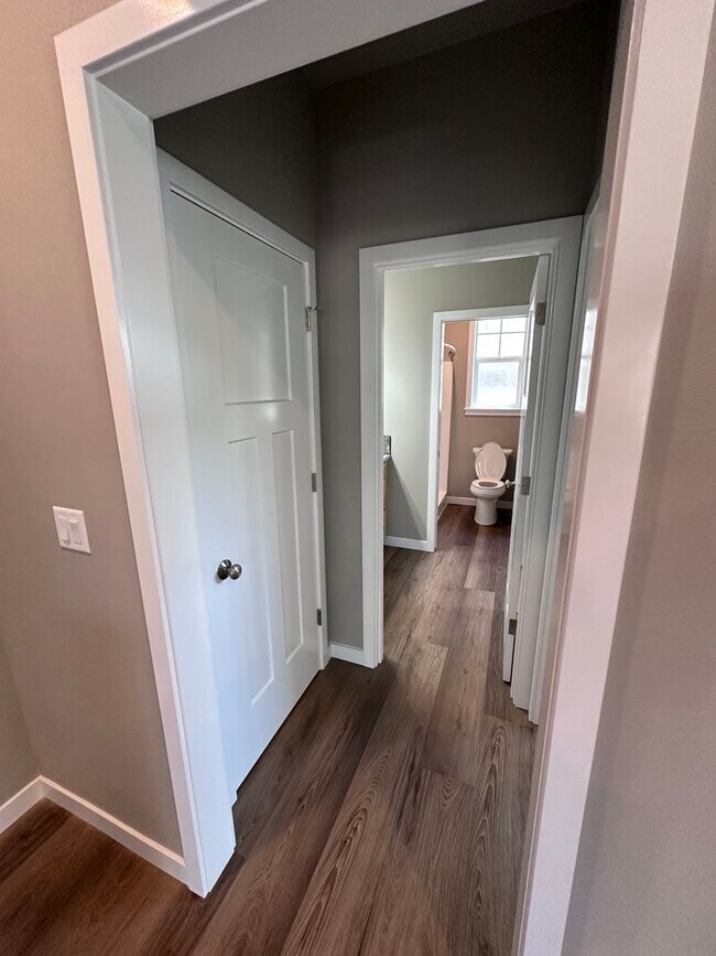 Building Photo - 4 Bedroom / 4 bath New Townhome. Every bedroom is its own Master Suite with your own full bathroo...