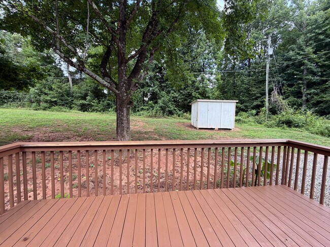 Building Photo - Semi-Country Living
