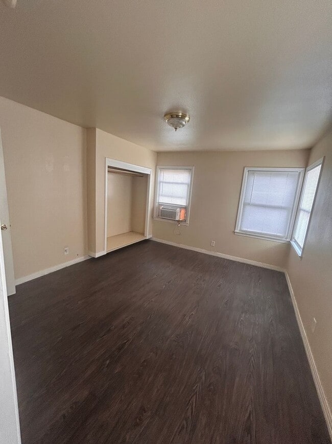Building Photo - This home is loaded with space and features and Northwest Hanford