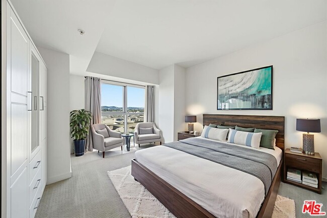 Building Photo - 13700 Marina Pointe Dr